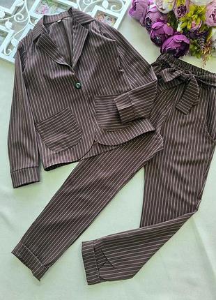 Классический костюм в полоску, брюки и жакет