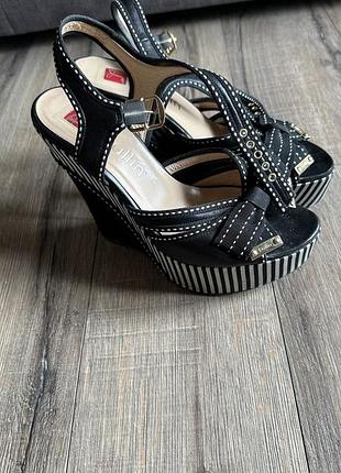 Босоніжки на платформі