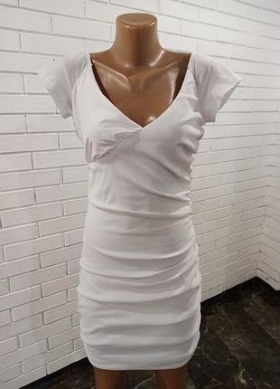 Платье с драпировкой по бокам от prettylittlething