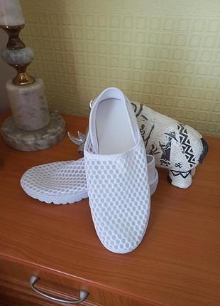 Легкие женские тапочки