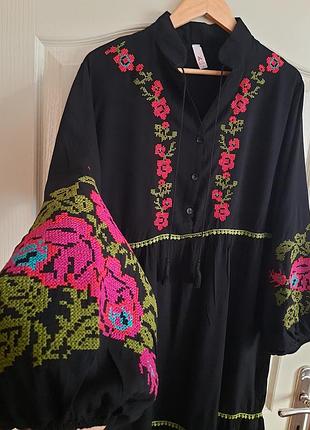 Чарівна сукня з шикарними вишитими рукавами в троянди