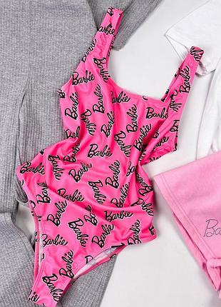 Яскраво рожеві суцільний купальник із написом barbie