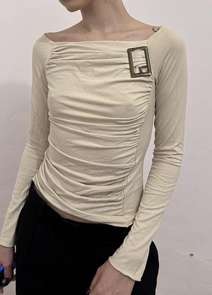 Приталена кофтинка з бляшкою