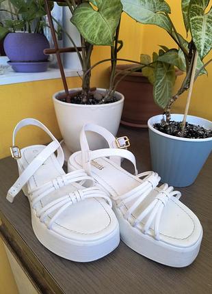 Босоножки белые на платформе