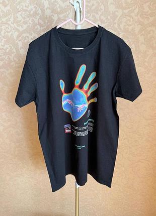 Чорна футболка з принтом “рука”