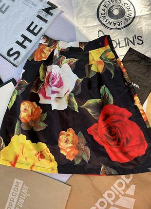 Яскрава спідниця з карманами