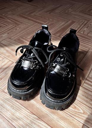 Лакові дербі