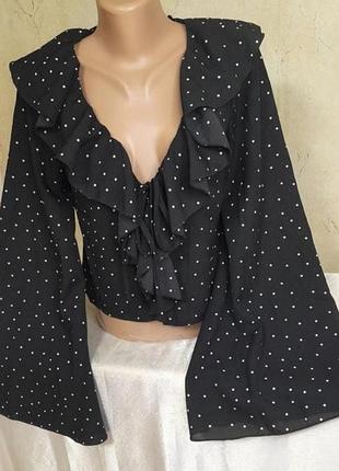 Короткая трендовая блуза блузка рубашка в горох boohoo декольте рюши широкие длинные рукава клеш стильная трендовая модная