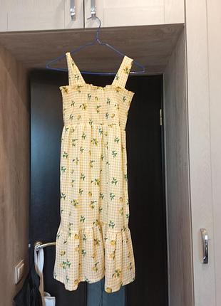 Летнее платье желтого цвета с лимонами