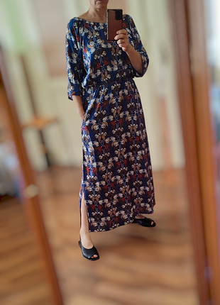 Ярка летнее дизайнерское платье.