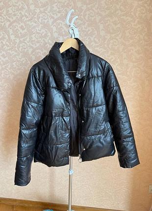 Чорна коротка куртка зі штучної шкіри