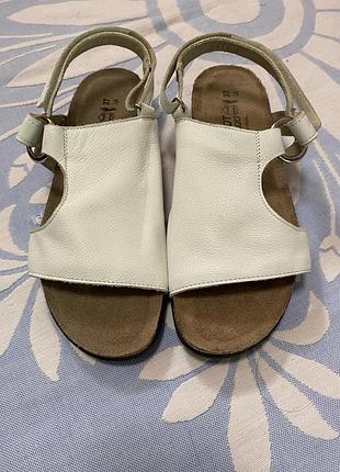 Шкіряні босоніжки naot