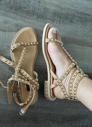 Сандалі, босоніжки