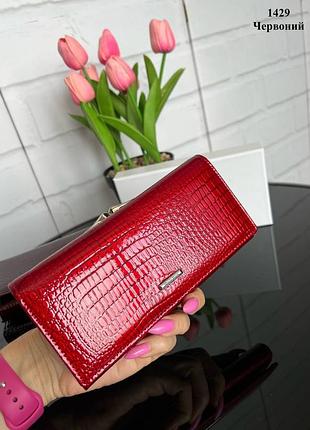 Женский стильный и качественный кошелек из натуральной кожи красный