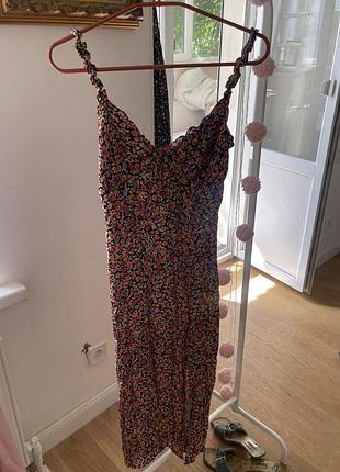 Длинное платье сарафан на бретелях с вырезом цветочный принт