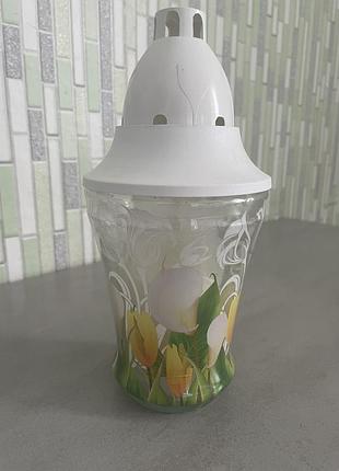 Святкова свічка в скляній лампі