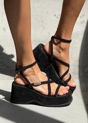 Жіночі босоніжки на високій платформі танкетці чорні перепліт з еко замші замшеві