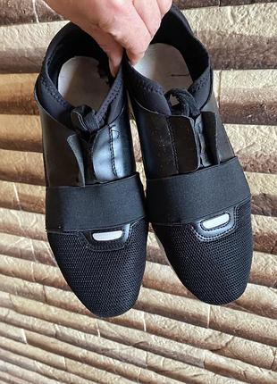 Кросівки фірмові