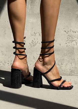 Святкові блискучі чорні відкриті босоніжки у стразах на високих квадратних підборах квадратні