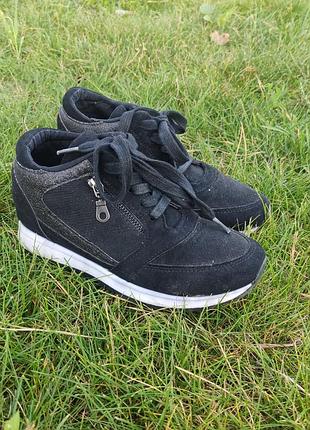 Кросівки жіночі