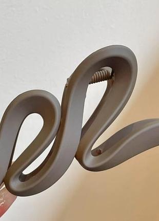 Большая заколка-краб волнистая 13 см светло-коричневая