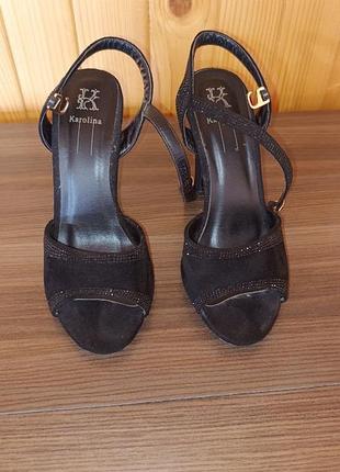 Босоніжки, чорного кольору.