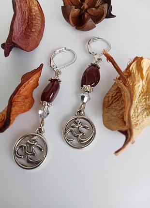 Серьги. шарики. натуральные камни. самые модные. авторские украшения. мистерия красных цветов