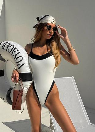 Стильний суцільний купальник білий із чорним сдельный купальник