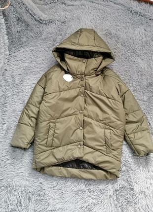 Легка дута куртка з подовженою спинкою глибокий капюшон розмір підійде на колір хакі