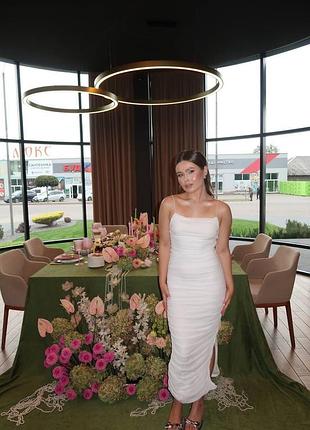 Сукня біла на бретелях з драпіровкою ivina boutique в розмірі s