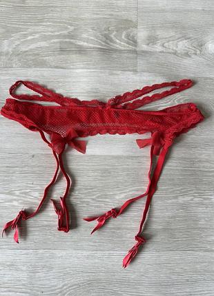 Красный пояс для чулок