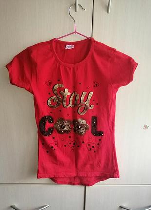 Красная футболка с золотистым принтом