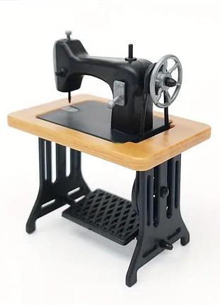 Миниатюрная модель швейной машины в винтажном стиле
