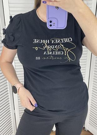 Чорна футболка з принтом