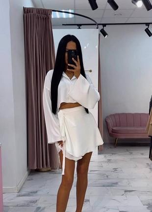 Жіночий костюм шовковий літній спідниця на запах і вкорочена сорочка кроп легкий вільного крою