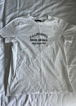 Біла футболка