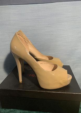 Туфлі лодочки лабутени