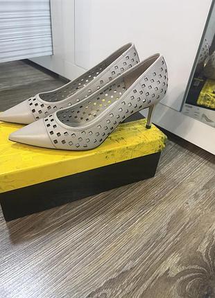 Бежеві черевики на невисокому каблуці від antonio biaggi.