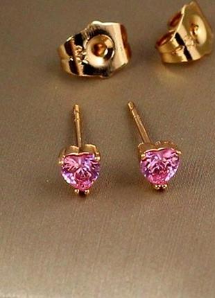 Серьги гвоздики xuping jewelry сердечки с розовыми камушками 4 мм золотистые
