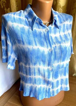 Короткая рубашка 100% вискоза - эффект "жатости" голубая с белым м/stradivarius/испания.