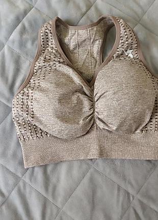 Спортивный топ с чашкой