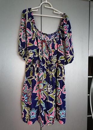 Яскрава натуральна сукня