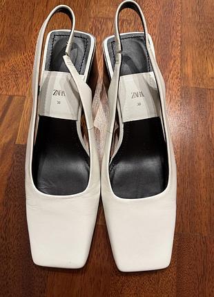 Білі шкіряні туфлі zara