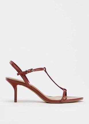 Червоні босоніжки на підборах zara червоні босоніжки з тонкими ремінцями мінімалістичні босоніжки