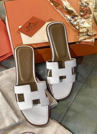 В наявності тапки hermes