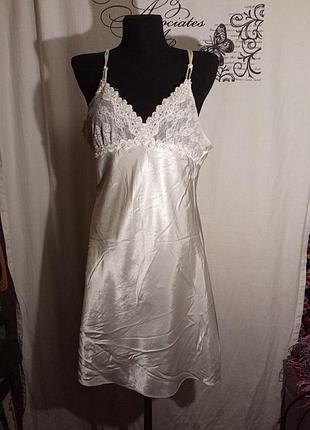 Шикарный пенюар ночная сорочка атласная комбинация белого цвета с кружевом по груди