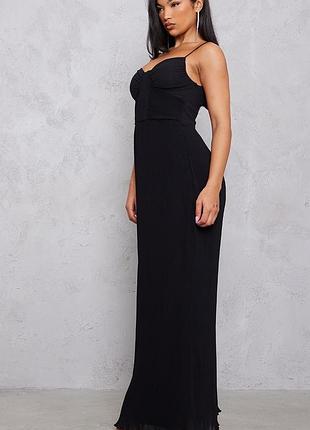 Черное плиссированное платье макси на бретельках с чашками pretty little thing s