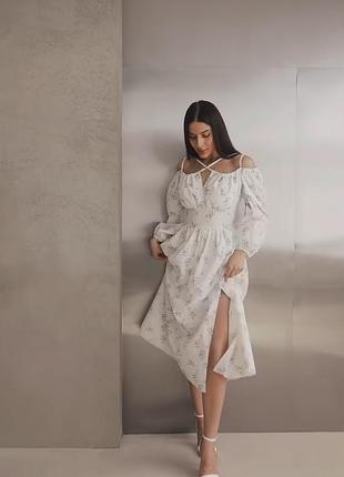 Сукня біла з ніжним квітковим принтом