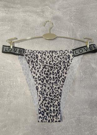 Бесшовные трусики с надписью из страз love.