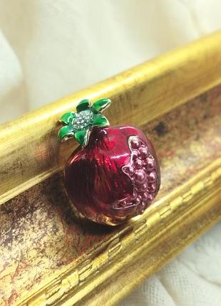 Сочная брошь гранат